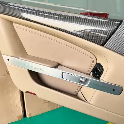 Các chi tiết nội thất của xe Aston martin