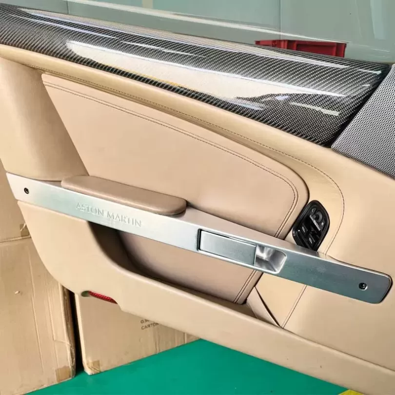 Các chi tiết nội thất của xe Aston martin